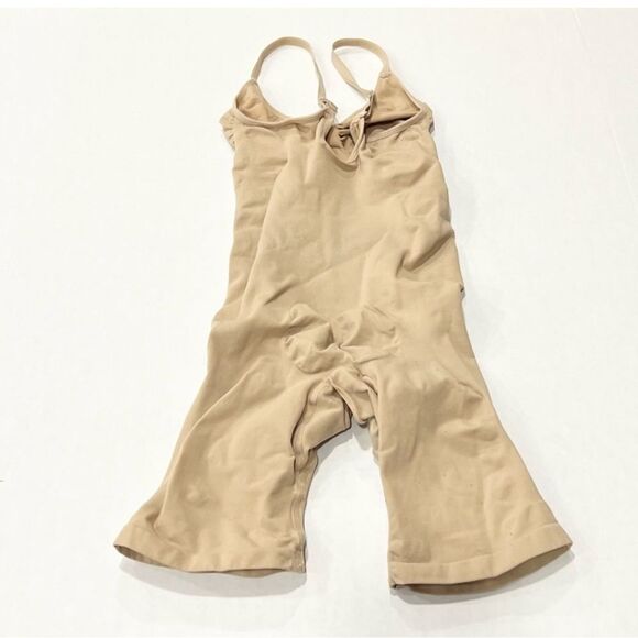 SKIMS Sculpting Seamless Shaping Mid Thigh Bodysuit In Clay Nude - Picture 7 of 10